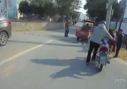 车祸现场吃瓜,吃瓜群众围观，揭秘事故真相